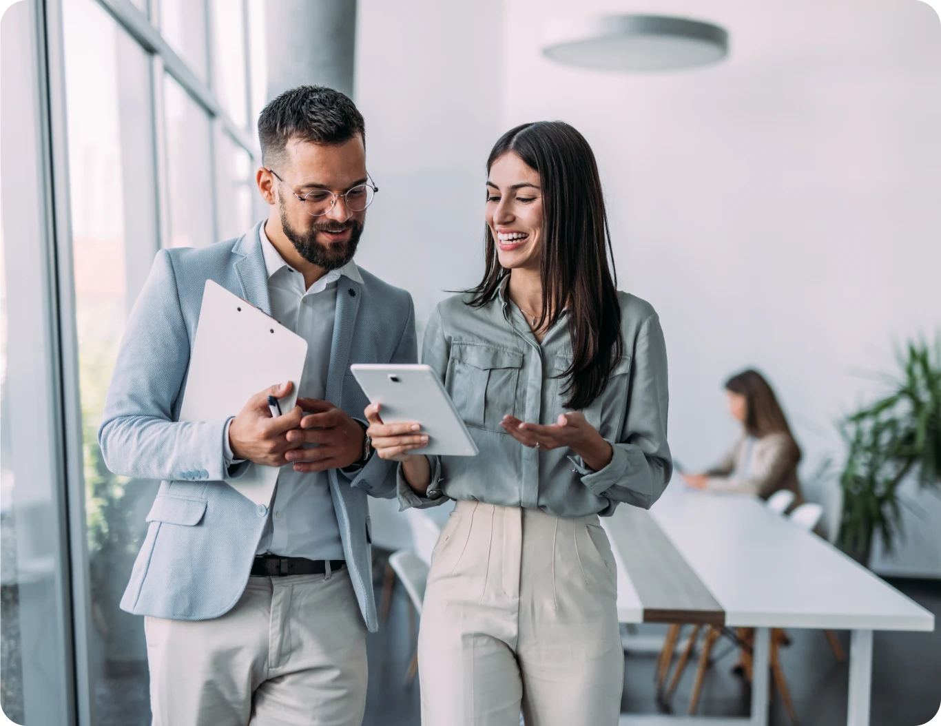 Colleagues discussing work with a tablet